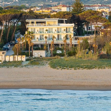 Hotel Artemide Mare Paestum Buitenkant foto