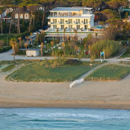 Hotel Artemide Mare Paestum Buitenkant foto