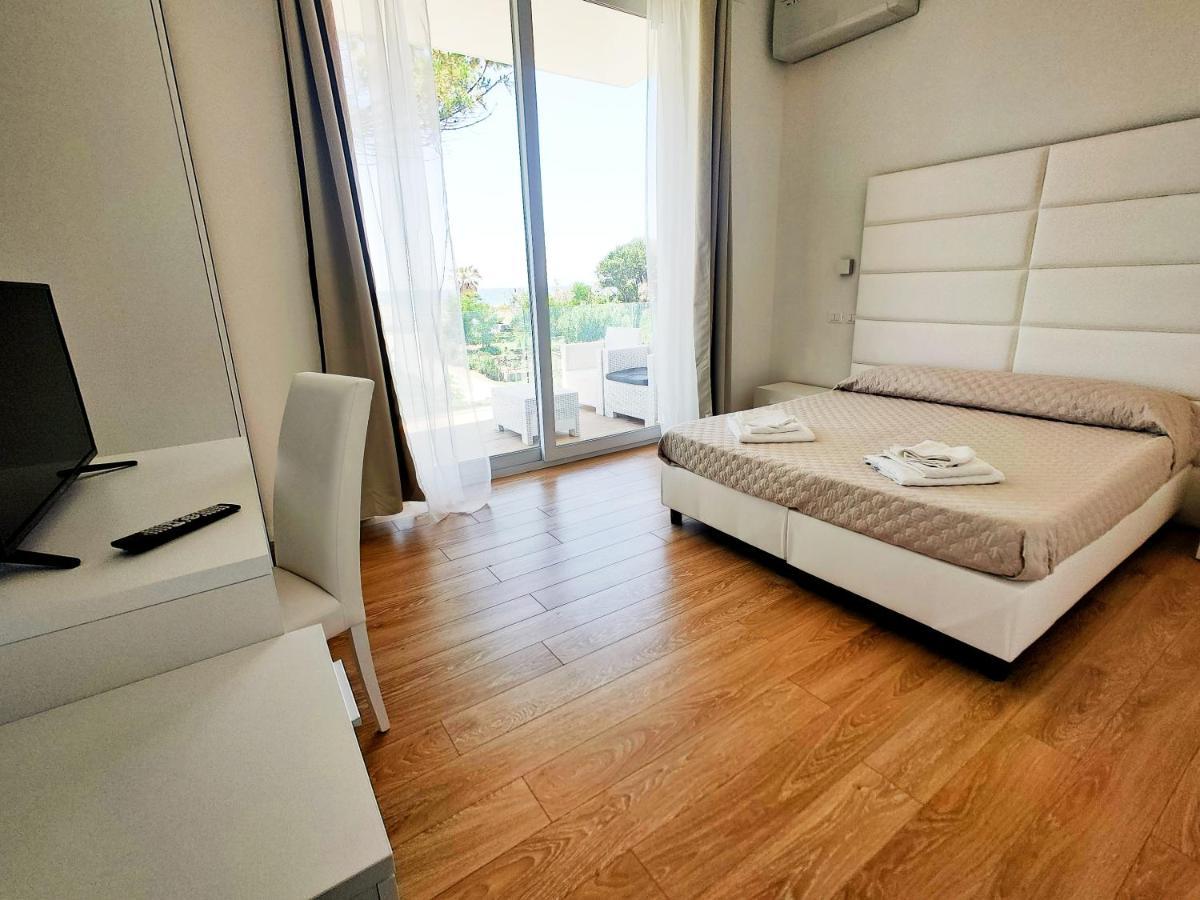 Hotel Artemide Mare Paestum Buitenkant foto
