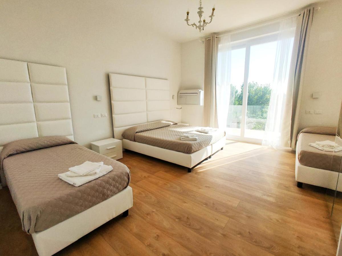 Hotel Artemide Mare Paestum Buitenkant foto