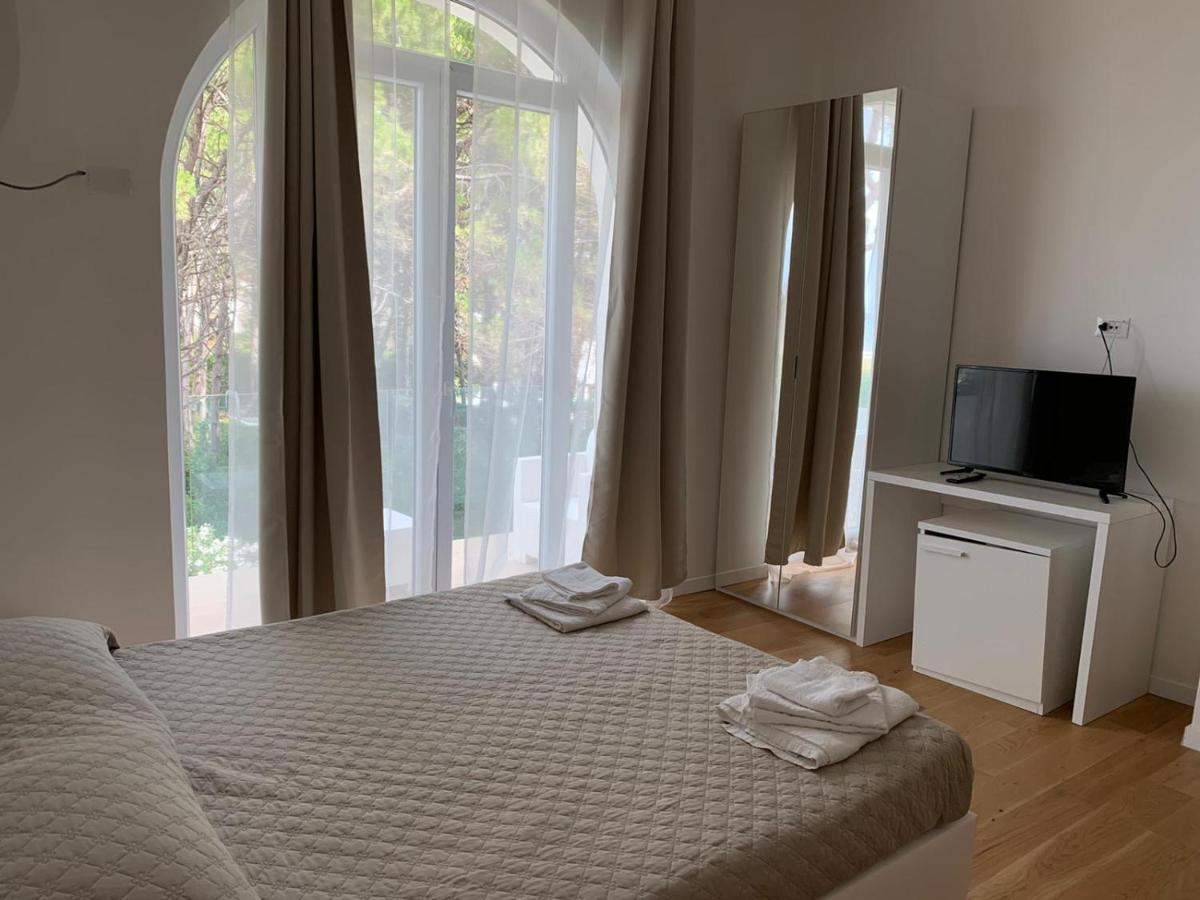 Hotel Artemide Mare Paestum Buitenkant foto