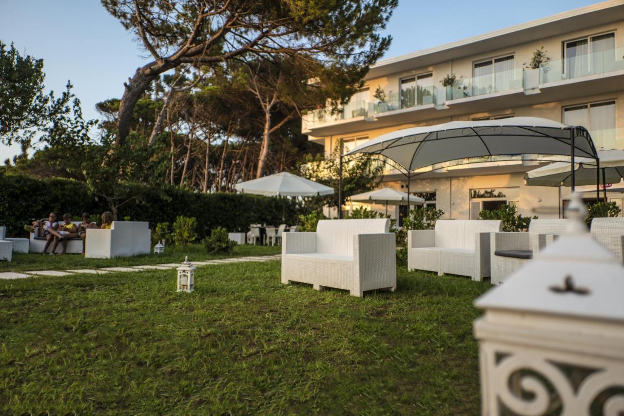 Hotel Artemide Mare Paestum Buitenkant foto
