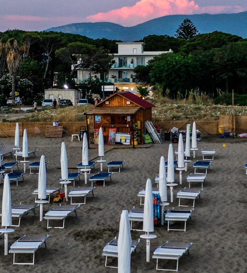 Hotel Artemide Mare Paestum Buitenkant foto