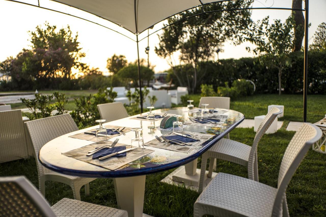 Hotel Artemide Mare Paestum Buitenkant foto