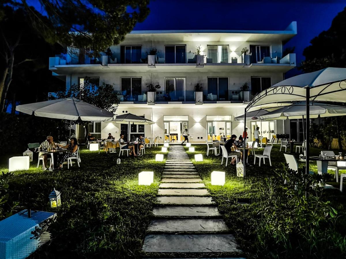 Hotel Artemide Mare Paestum Buitenkant foto