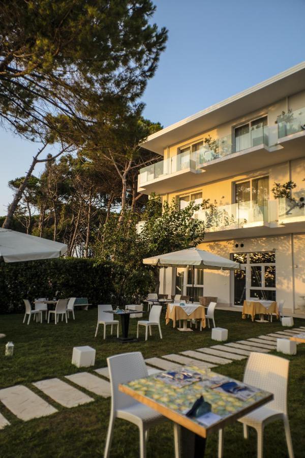 Hotel Artemide Mare Paestum Buitenkant foto