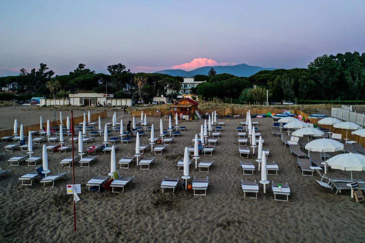 Hotel Artemide Mare Paestum Buitenkant foto