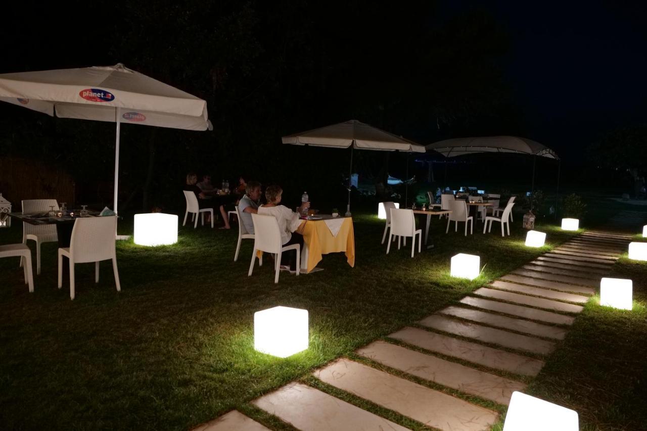 Hotel Artemide Mare Paestum Buitenkant foto
