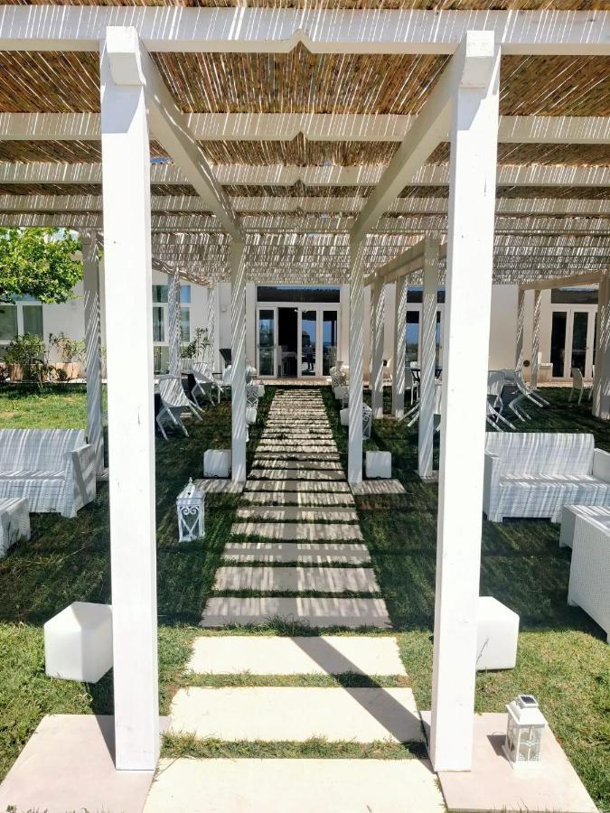 Hotel Artemide Mare Paestum Buitenkant foto
