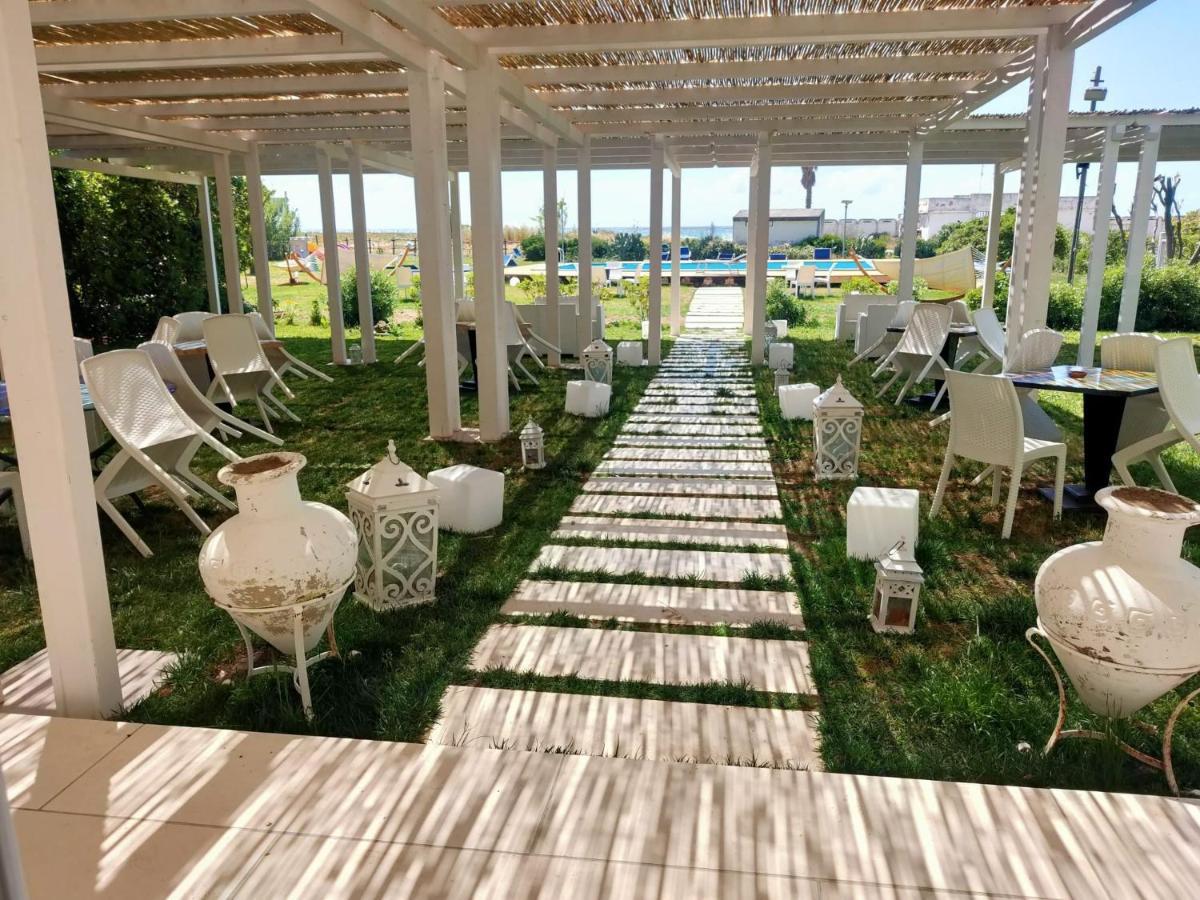 Hotel Artemide Mare Paestum Buitenkant foto