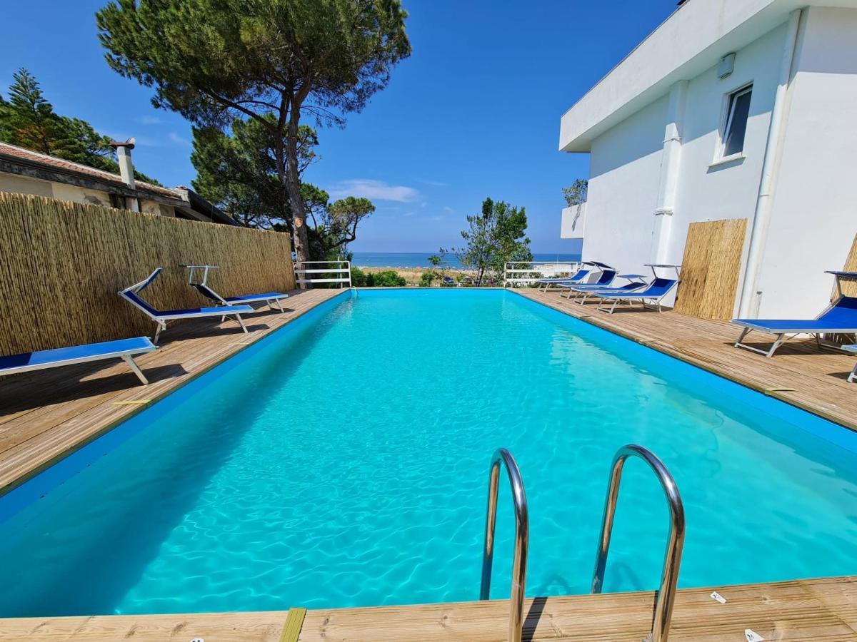Hotel Artemide Mare Paestum Buitenkant foto