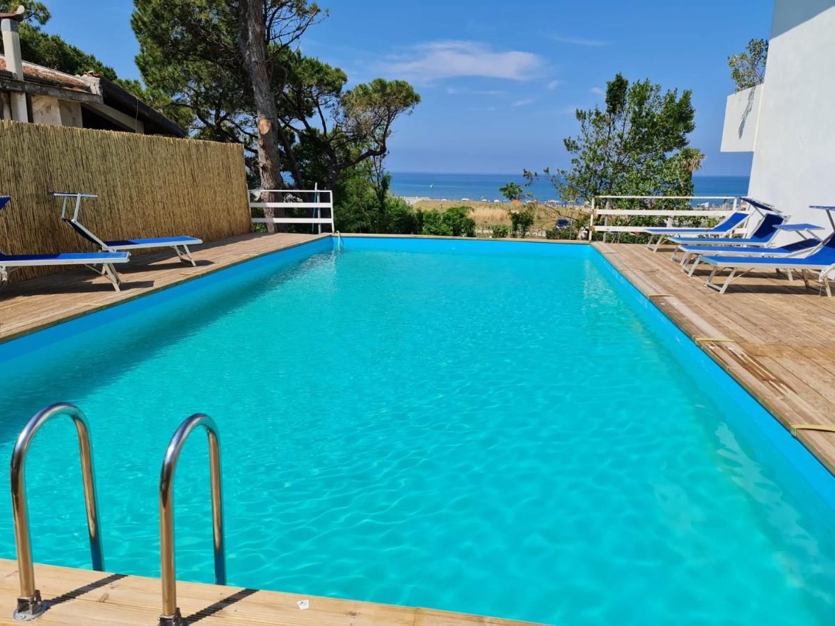 Hotel Artemide Mare Paestum Buitenkant foto