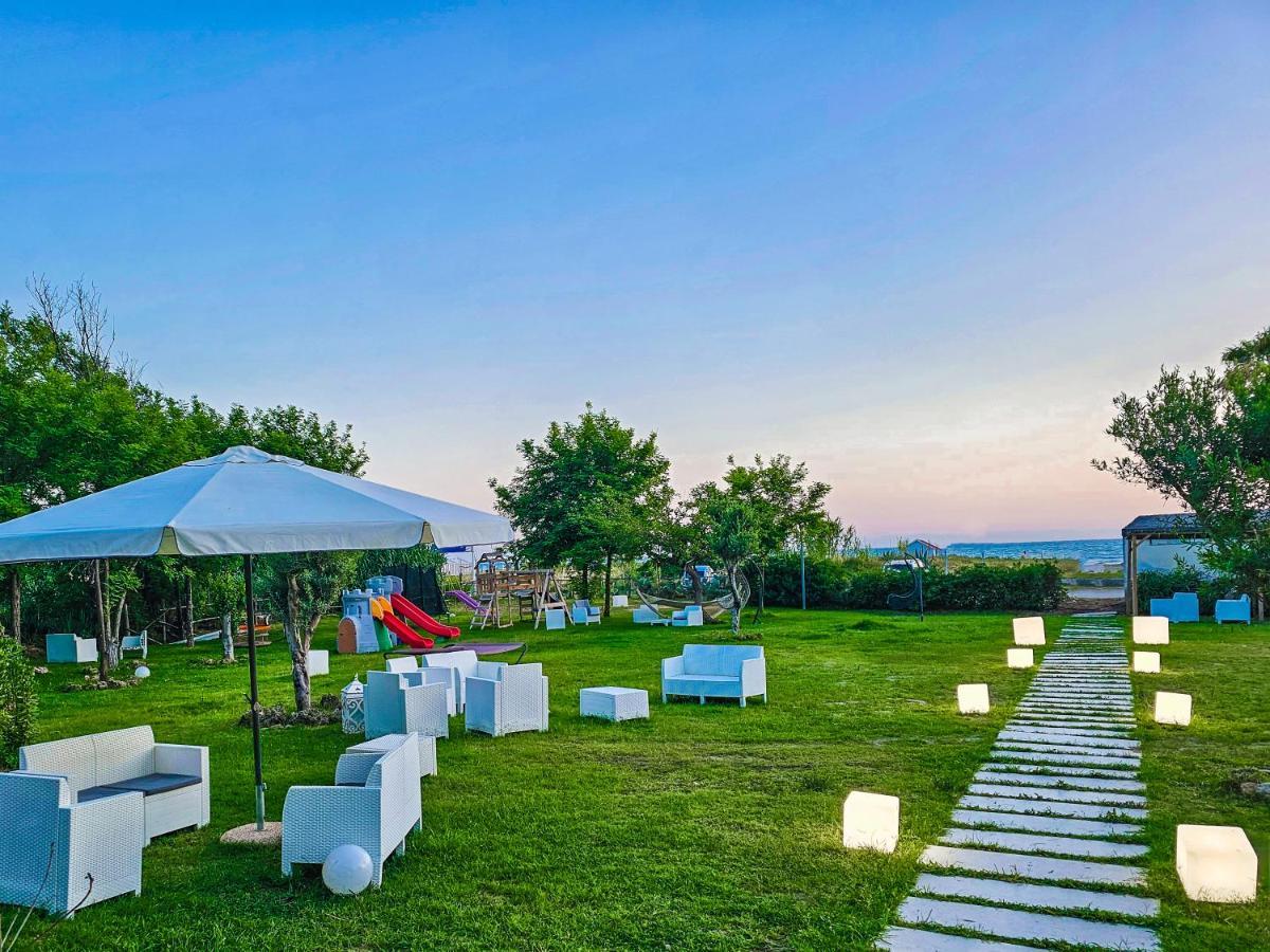 Hotel Artemide Mare Paestum Buitenkant foto