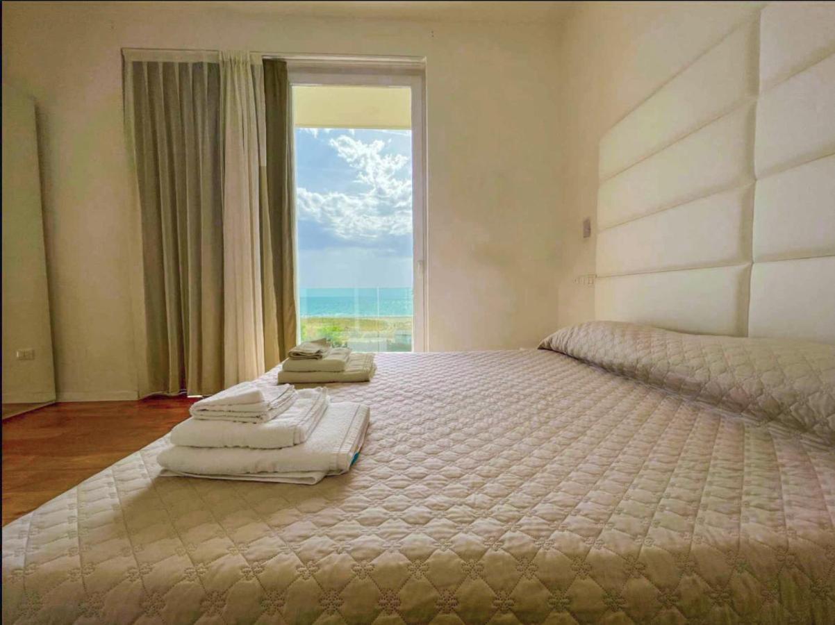 Hotel Artemide Mare Paestum Buitenkant foto