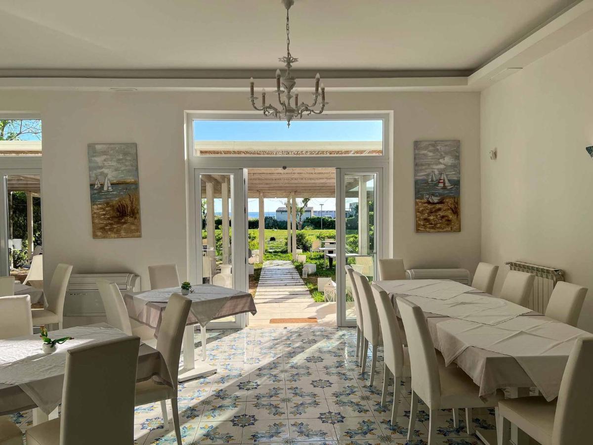 Hotel Artemide Mare Paestum Buitenkant foto