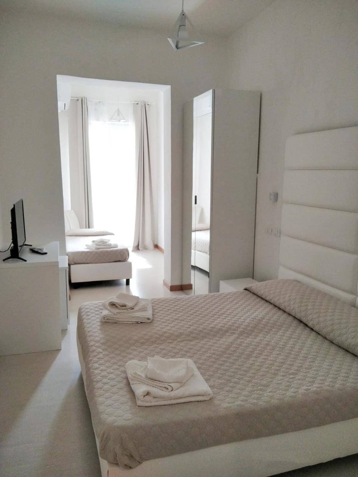 Hotel Artemide Mare Paestum Buitenkant foto