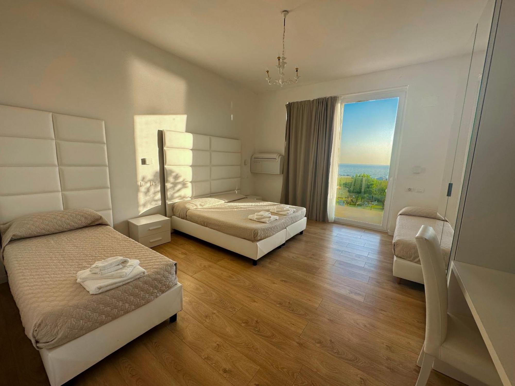 Hotel Artemide Mare Paestum Buitenkant foto