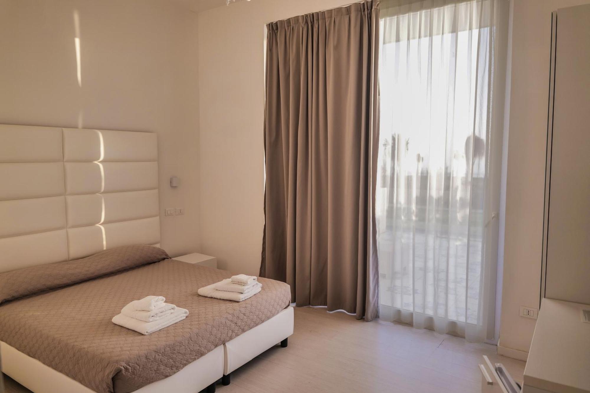 Hotel Artemide Mare Paestum Buitenkant foto
