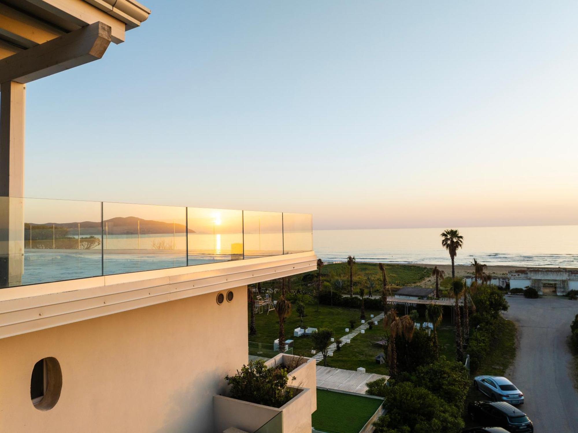 Hotel Artemide Mare Paestum Buitenkant foto
