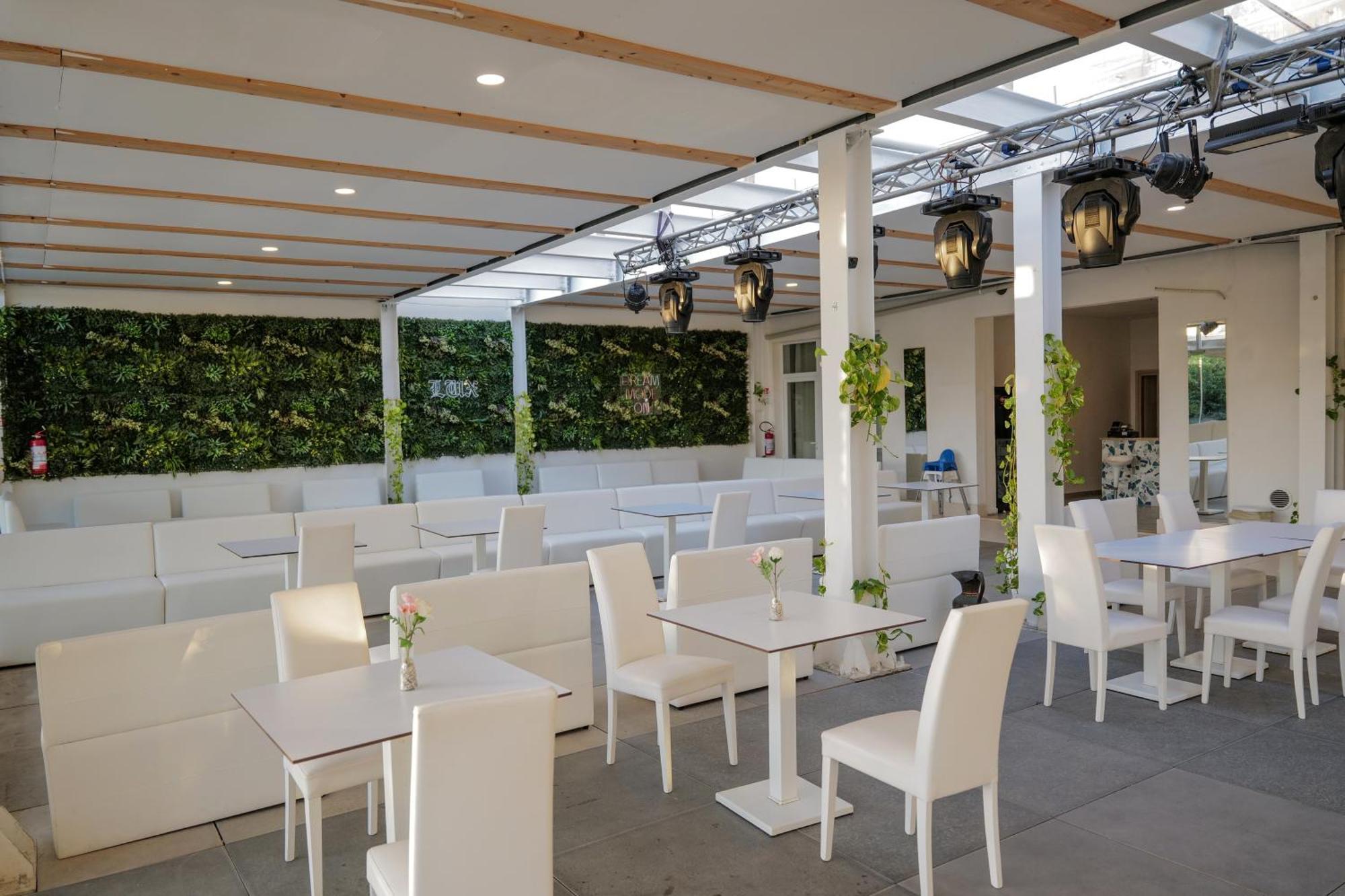 Hotel Artemide Mare Paestum Buitenkant foto