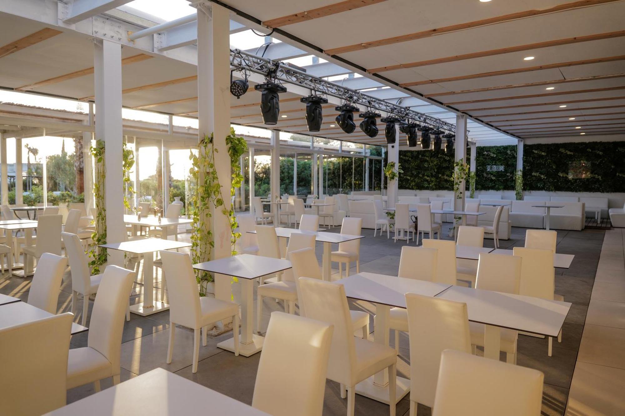 Hotel Artemide Mare Paestum Buitenkant foto