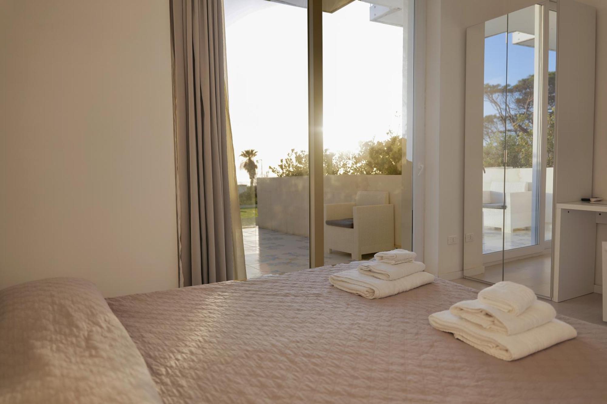 Hotel Artemide Mare Paestum Buitenkant foto
