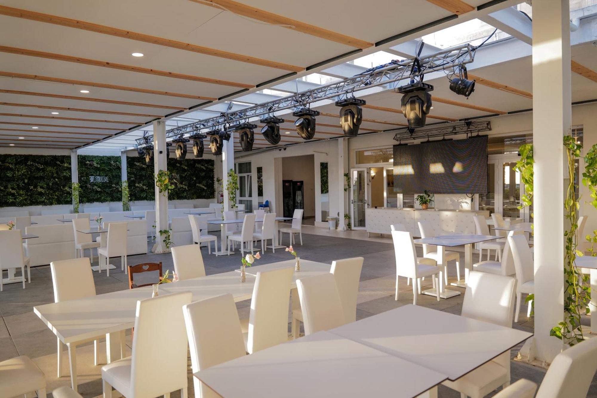 Hotel Artemide Mare Paestum Buitenkant foto