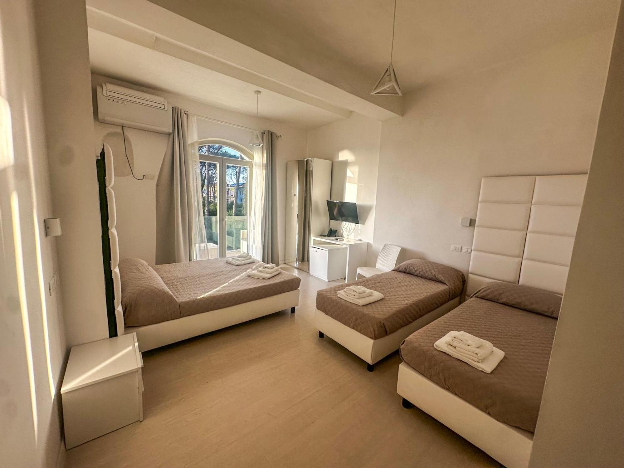 Hotel Artemide Mare Paestum Buitenkant foto