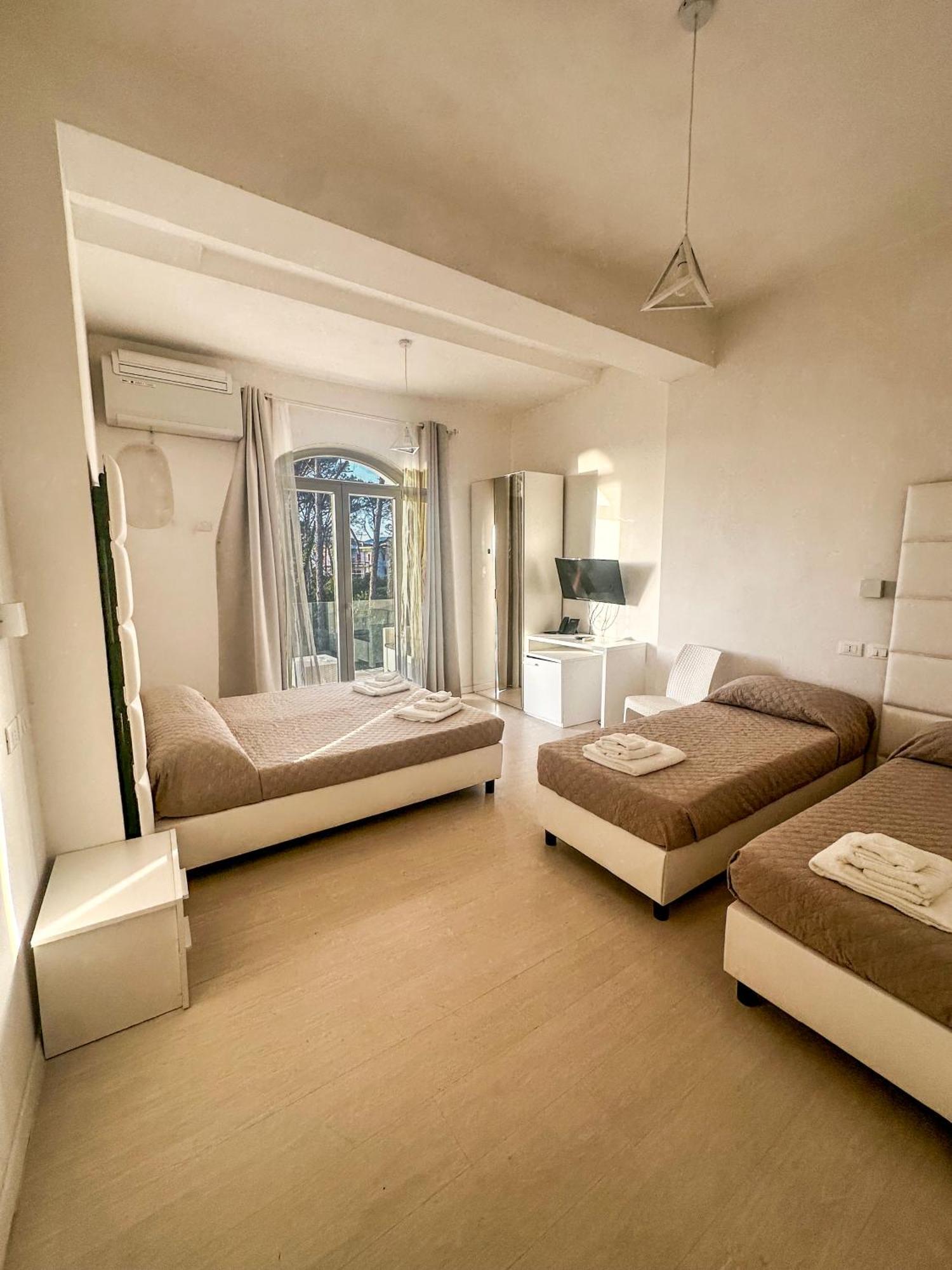 Hotel Artemide Mare Paestum Buitenkant foto