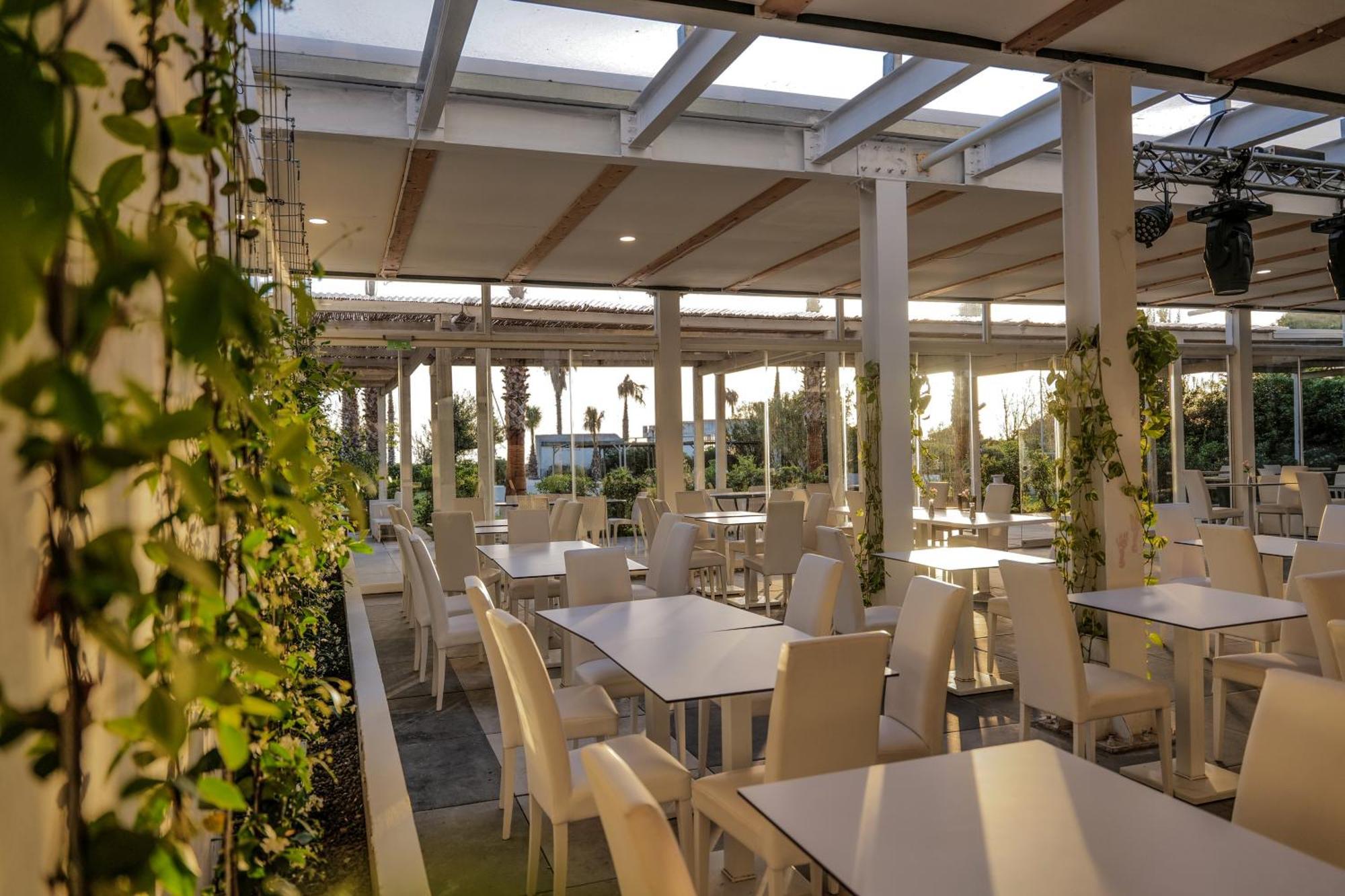 Hotel Artemide Mare Paestum Buitenkant foto