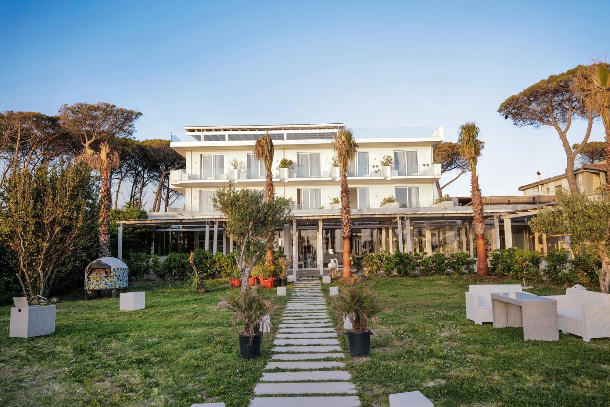 Hotel Artemide Mare Paestum Buitenkant foto