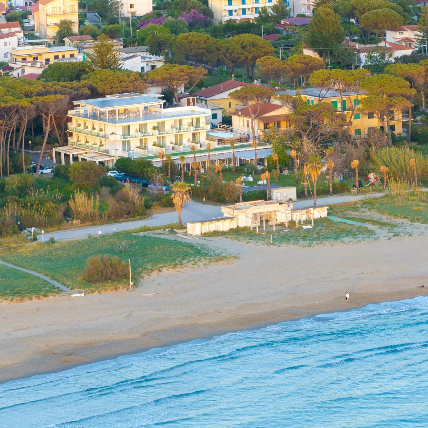 Hotel Artemide Mare Paestum Buitenkant foto