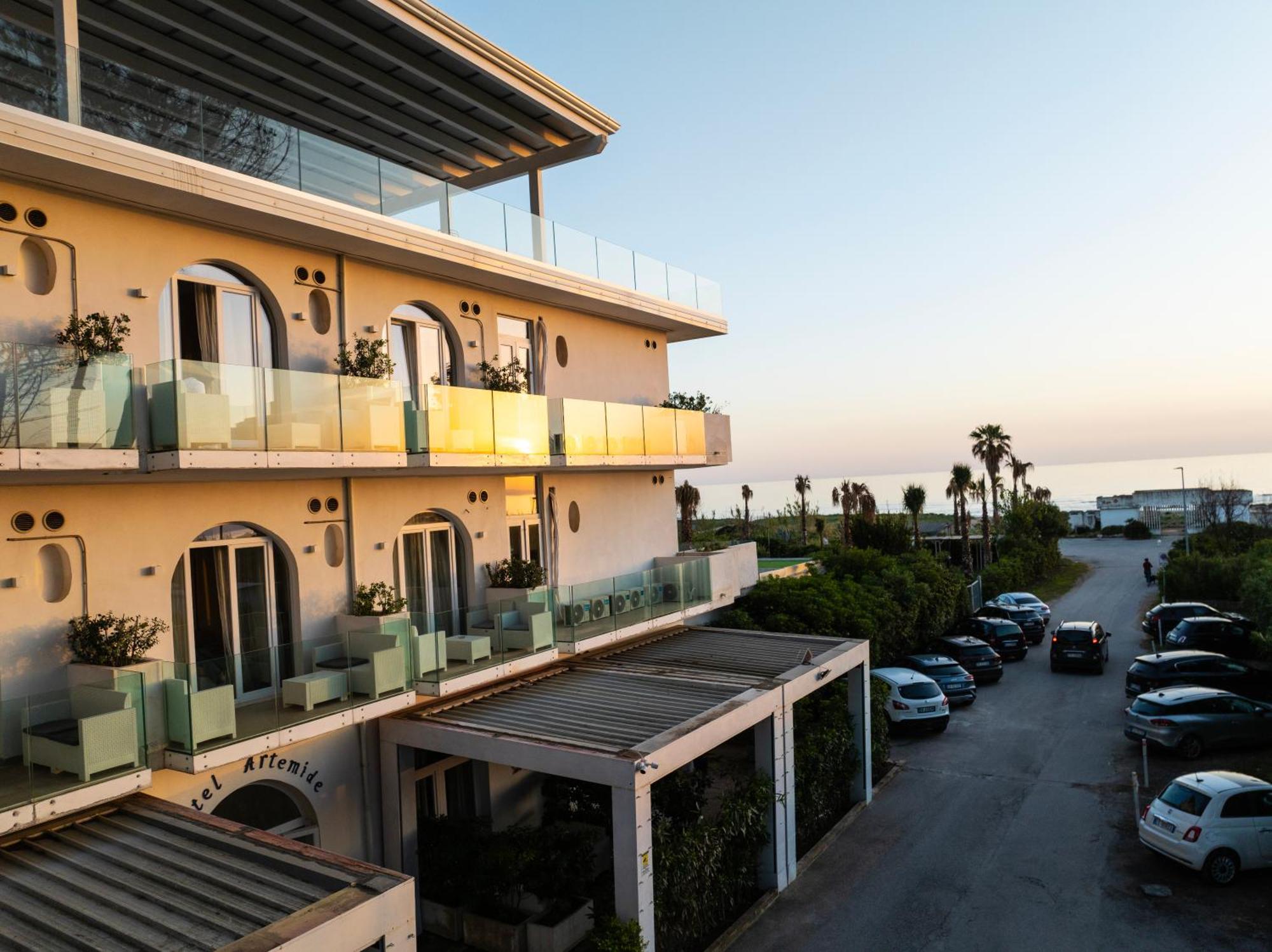 Hotel Artemide Mare Paestum Buitenkant foto