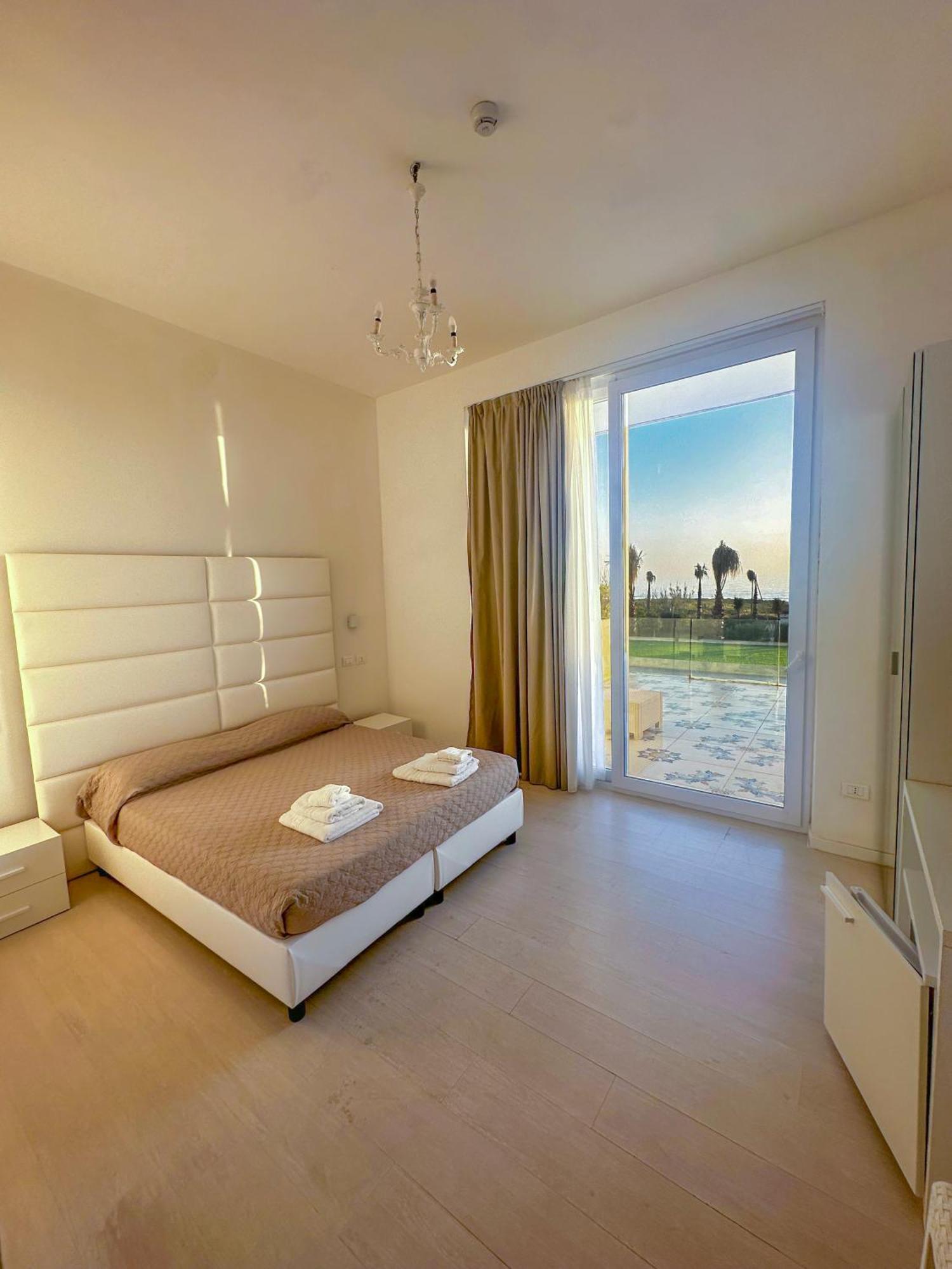 Hotel Artemide Mare Paestum Buitenkant foto