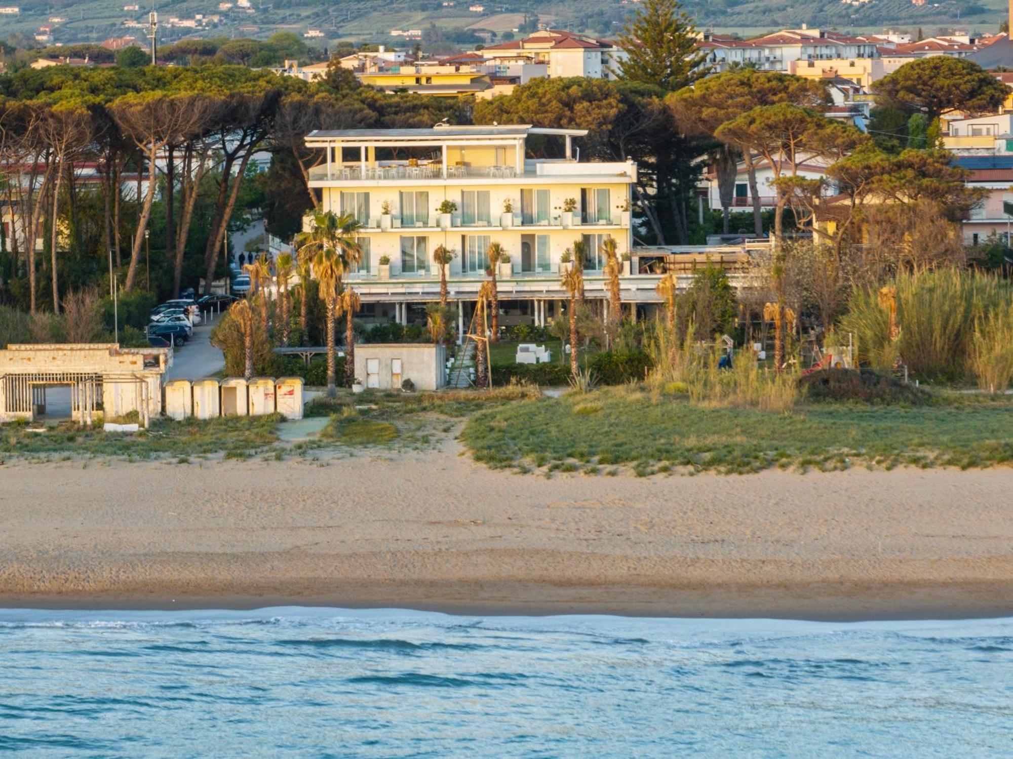 Hotel Artemide Mare Paestum Buitenkant foto
