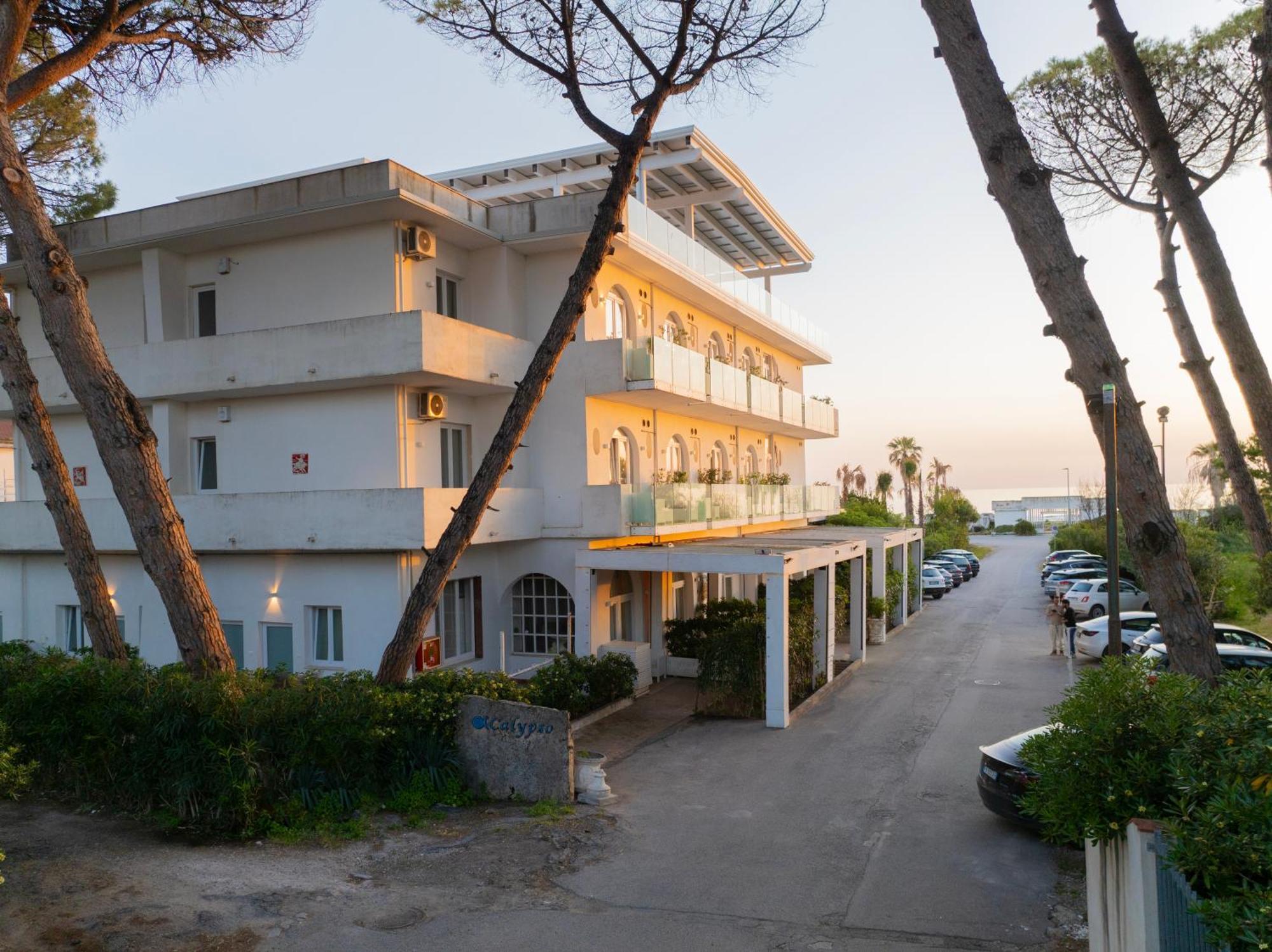 Hotel Artemide Mare Paestum Buitenkant foto