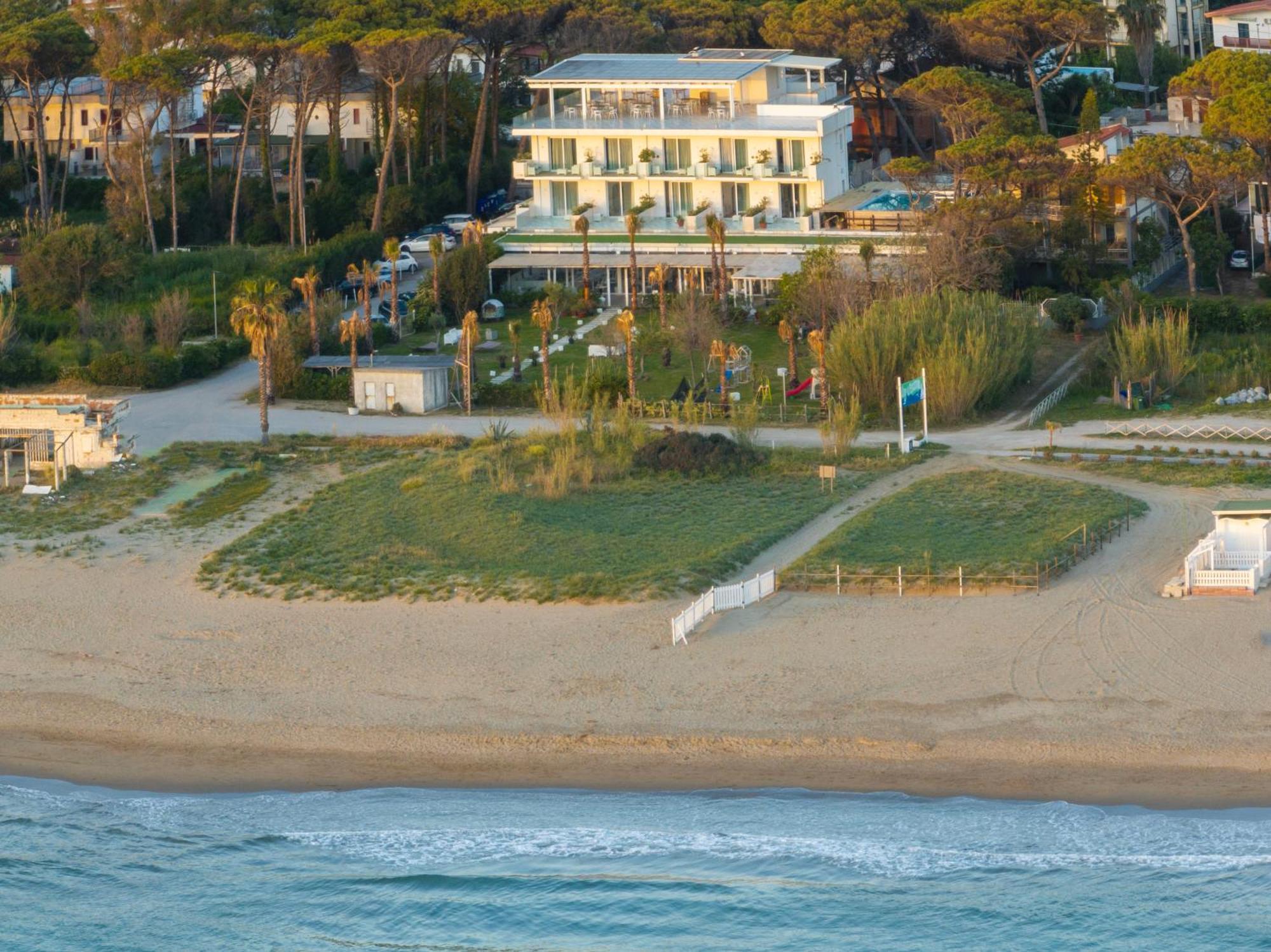Hotel Artemide Mare Paestum Buitenkant foto