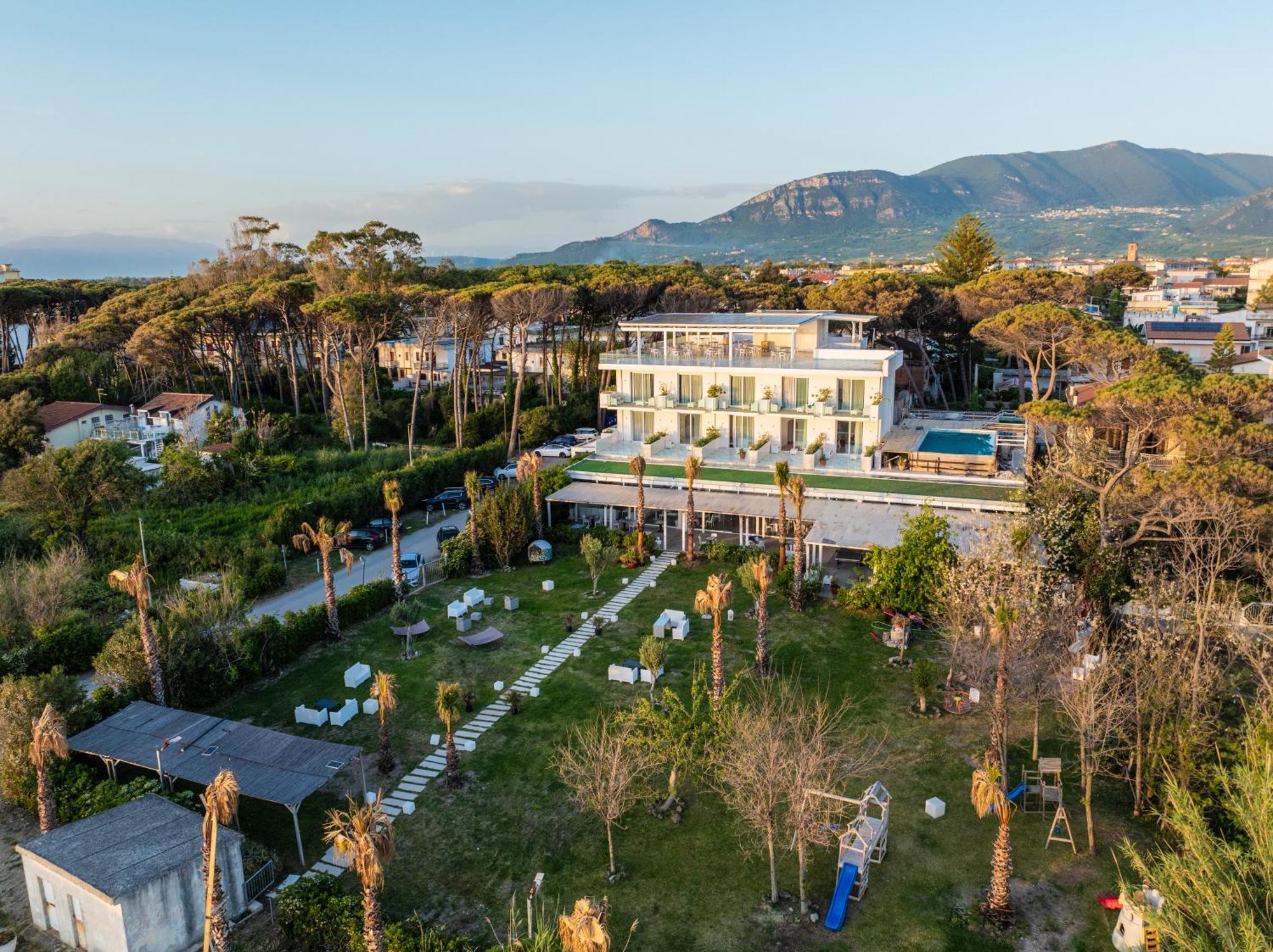 Hotel Artemide Mare Paestum Buitenkant foto