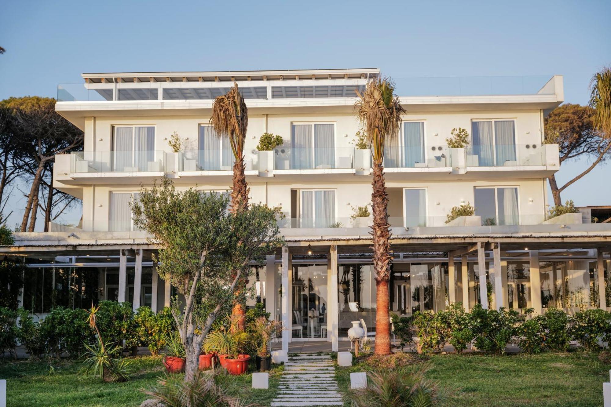 Hotel Artemide Mare Paestum Buitenkant foto