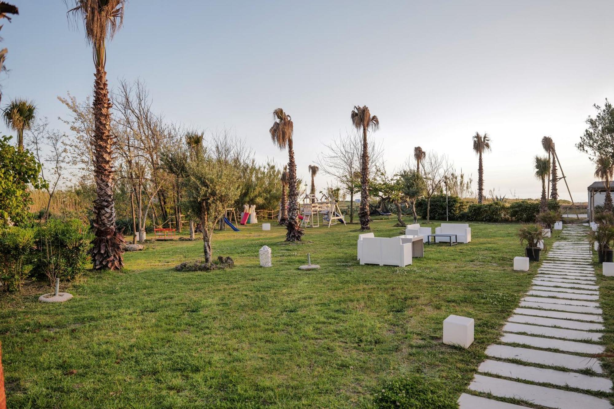 Hotel Artemide Mare Paestum Buitenkant foto