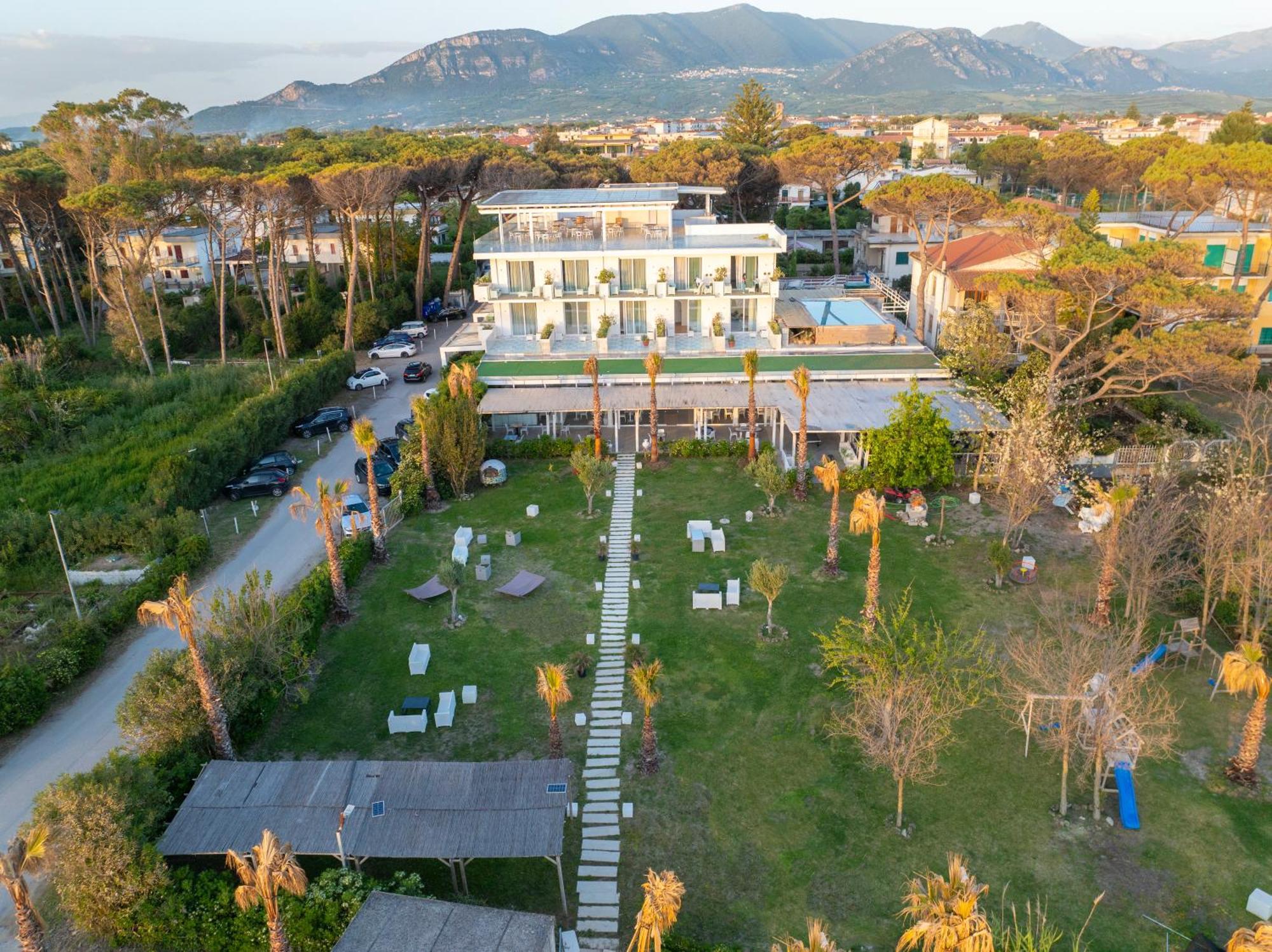 Hotel Artemide Mare Paestum Buitenkant foto