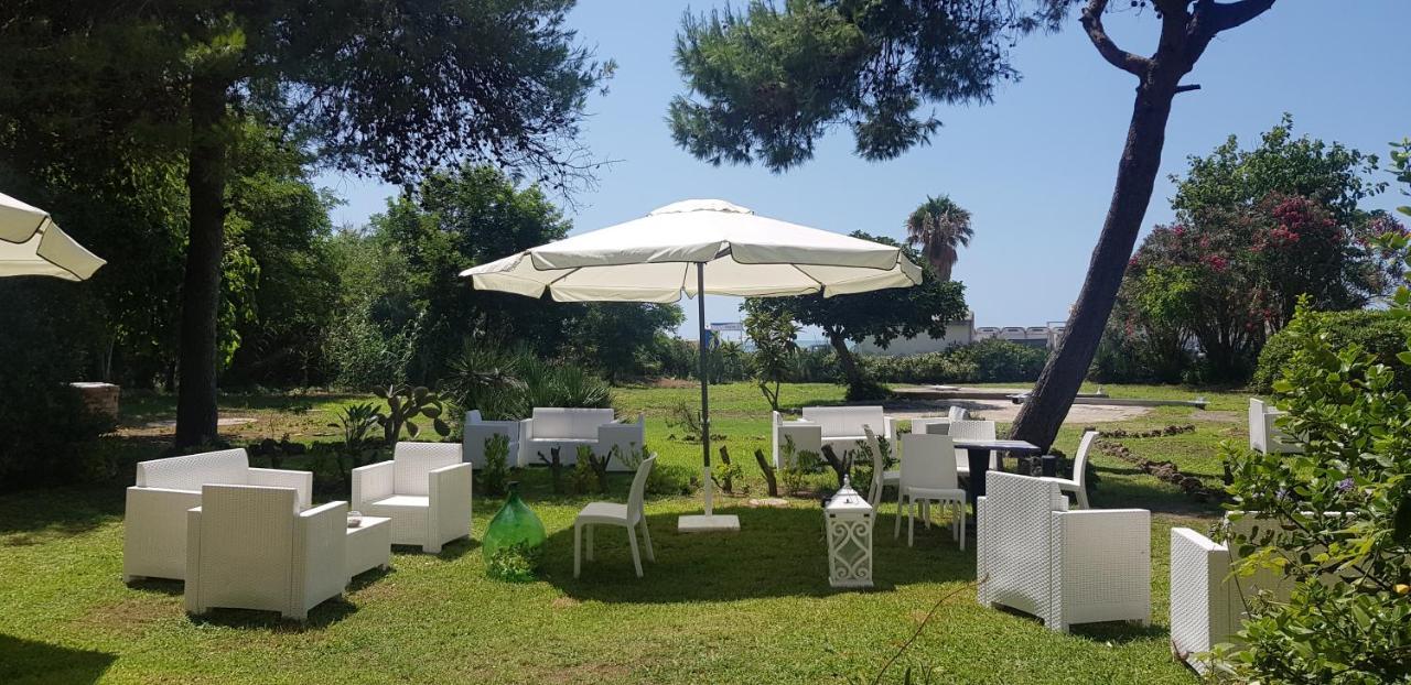 Hotel Artemide Mare Paestum Buitenkant foto